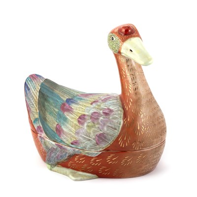 Lot 168 - A PAIR OF CHINESE FAMILLE ROSE PORCELAIN 'GOOSE' TUREENS, 20TH CENTURY