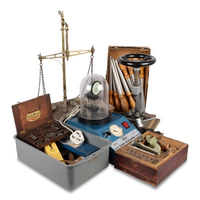 Lot 533 - A GROUP OF WORKSHOP EQUIPMENT FOR REPAIRS