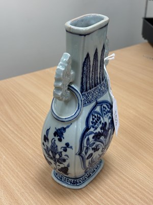 Lot 153 - A CHINESE BLUE AND WHITE VASE