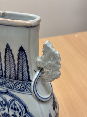 Lot 153 - A CHINESE BLUE AND WHITE VASE