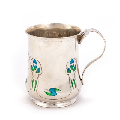 Lot 370 - AN EDWARDIAN SILVER AND ENAMEL MUG