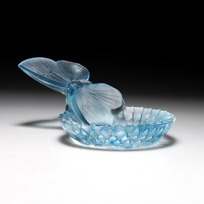 Lot 26 - RENÉ LALIQUE (FRENCH, 1860-1945), A 'DAHLIA ET PAPILLON' CENDRIER, DESIGNED 1931
