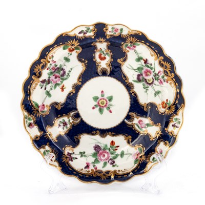 Lot 55 - A WORCESTER BLUE SCALE DESSERT PLATE, CIRCA 1768