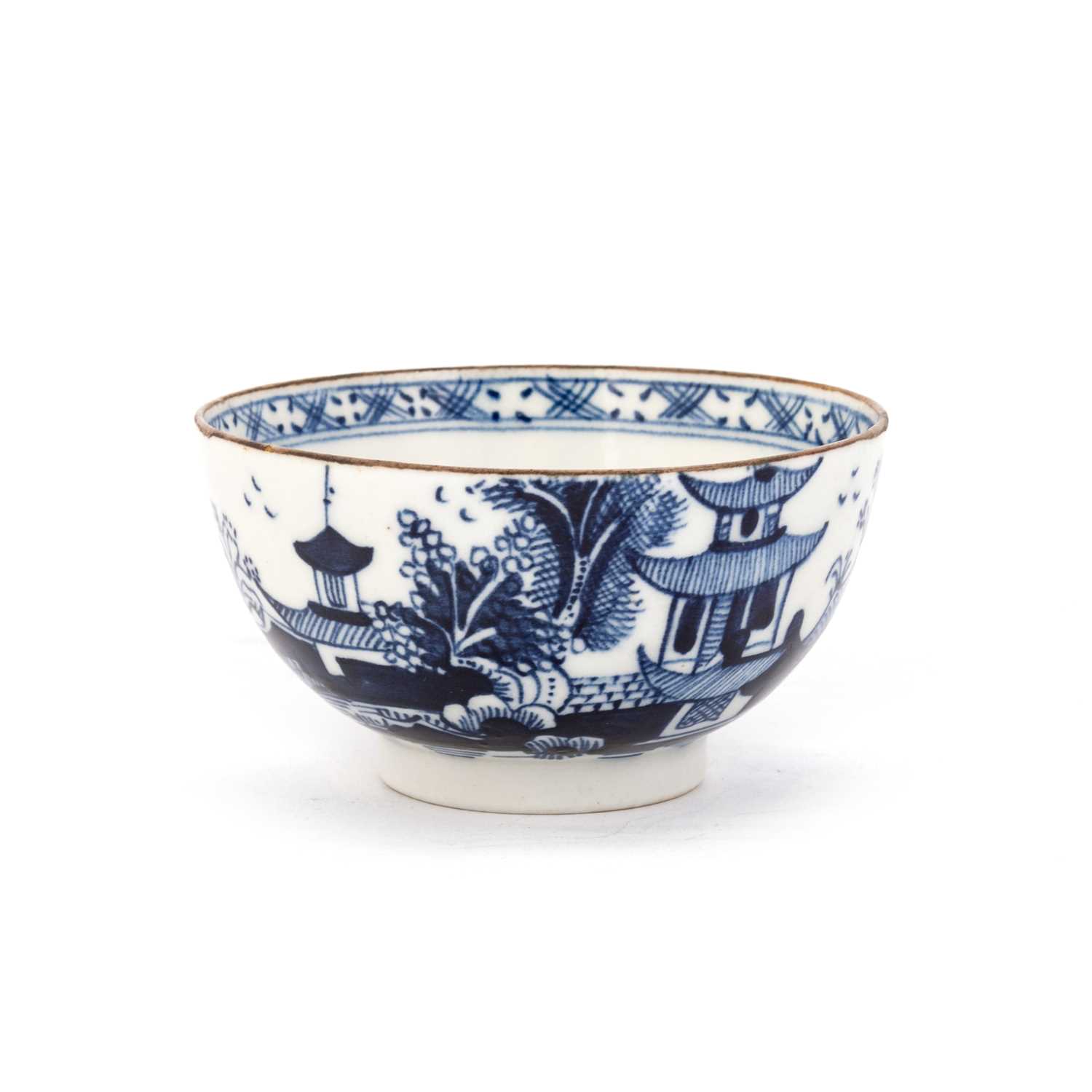 Lot 79 - A LOWESTOFT BLUE AND WHITE TEA BOWL. CIRCA 1770-80
