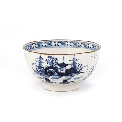 Lot 79 - A LOWESTOFT BLUE AND WHITE TEA BOWL. CIRCA 1770-80