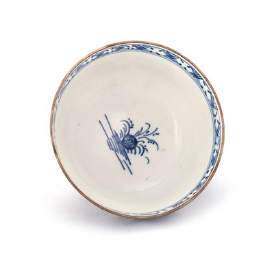 Lot 79 - A LOWESTOFT BLUE AND WHITE TEA BOWL. CIRCA 1770-80