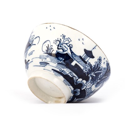 Lot 79 - A LOWESTOFT BLUE AND WHITE TEA BOWL. CIRCA 1770-80