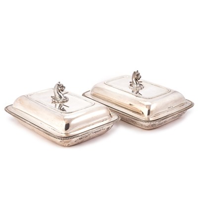 Lot 508 - A PAIR OF GEORGE III SILVER ENTREE DISHES AND COVERS