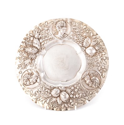 Lot 347 - A LATE 17TH CENTURY GERMAN SILVER DISH