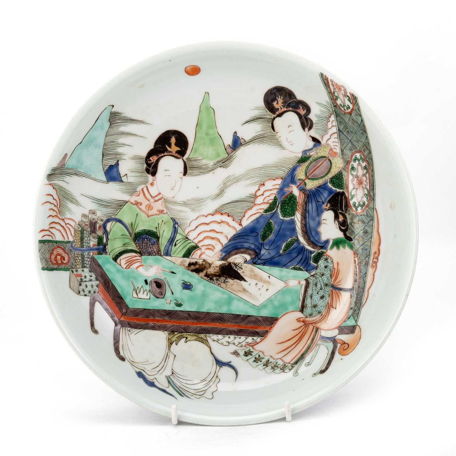 Lot 167 - A LARGE CHINESE FAMILLE VERTE 'LADIES' DISH