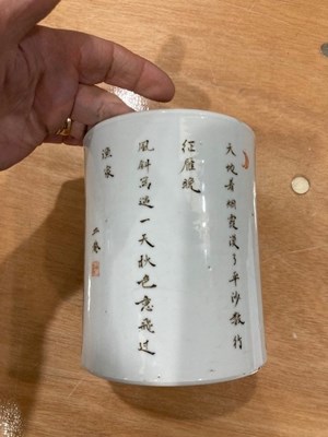 Lot 142 - A CHINESE FAMILLE VERTE BRUSH POT