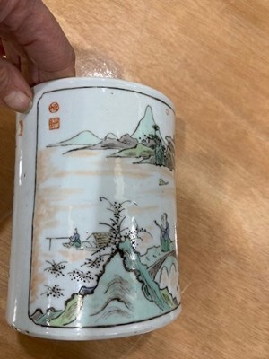 Lot 142 - A CHINESE FAMILLE VERTE BRUSH POT
