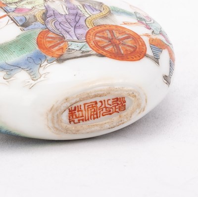 Lot 169 - A CHINESE FAMILLE ROSE SNUFF BOTTLE
