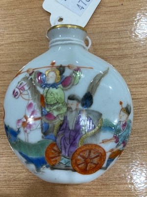 Lot 169 - A CHINESE FAMILLE ROSE SNUFF BOTTLE