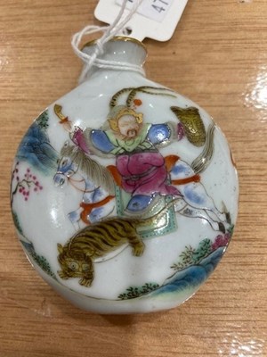 Lot 169 - A CHINESE FAMILLE ROSE SNUFF BOTTLE
