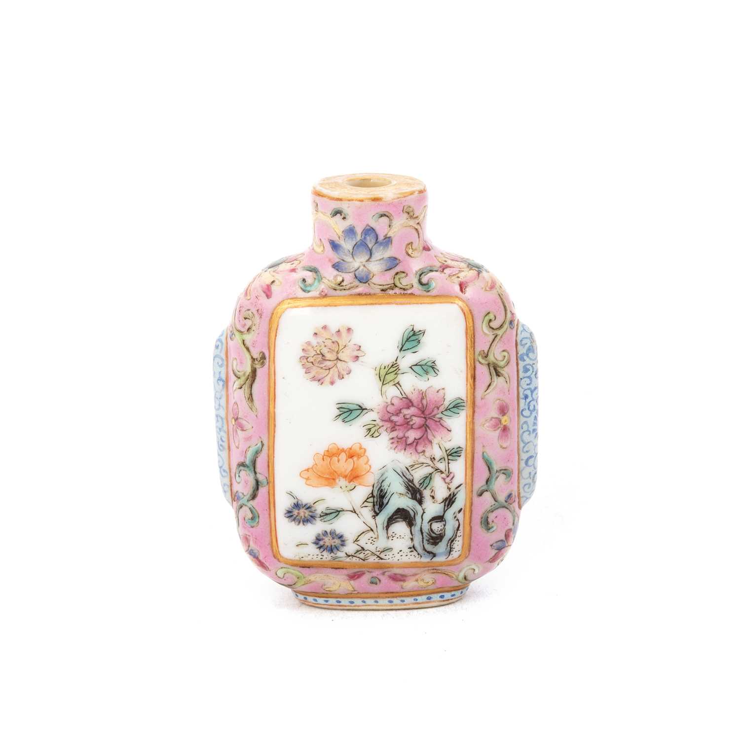 Lot 148 - A CHINESE FAMILLE ROSE SNUFF BOTTLE