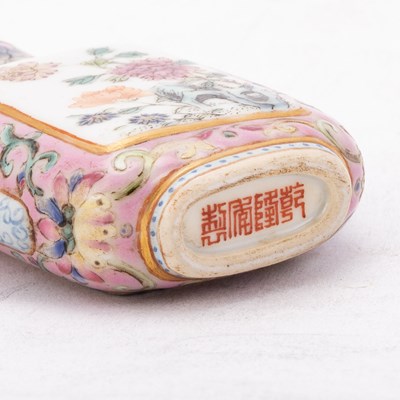 Lot 148 - A CHINESE FAMILLE ROSE SNUFF BOTTLE
