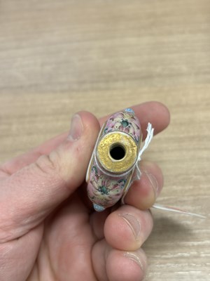 Lot 148 - A CHINESE FAMILLE ROSE SNUFF BOTTLE