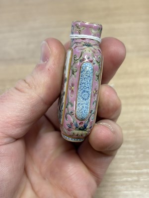 Lot 148 - A CHINESE FAMILLE ROSE SNUFF BOTTLE