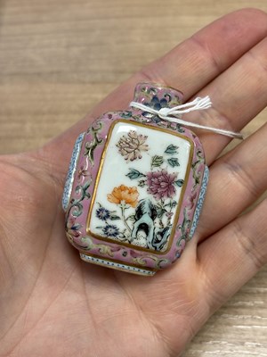 Lot 148 - A CHINESE FAMILLE ROSE SNUFF BOTTLE