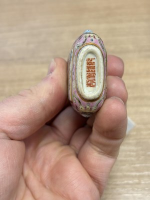 Lot 148 - A CHINESE FAMILLE ROSE SNUFF BOTTLE