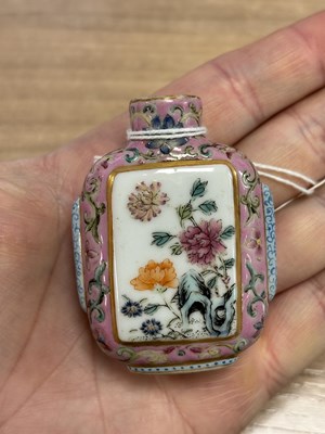 Lot 148 - A CHINESE FAMILLE ROSE SNUFF BOTTLE
