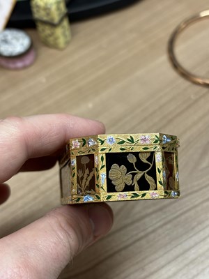 Lot 548 - A FINE FRENCH GOLD-MOUNTED, ENAMEL AND JAPANESE LACQUER BOX, POSSIBLY BY JEAN DUCROLLAY