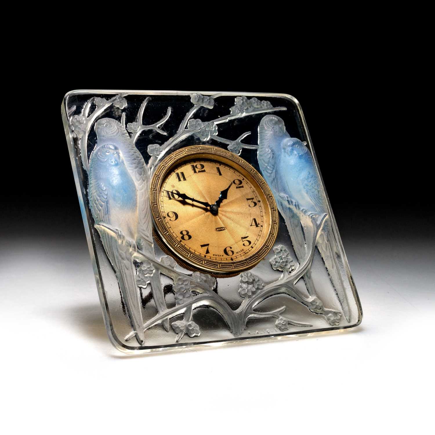 Lot 36 - RENÉ LALIQUE (FRENCH, 1860-1945), AN 'INSÉPARABLES' CLOCK, DESIGNED 1926