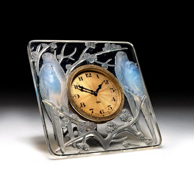 Lot 36 - RENÉ LALIQUE (FRENCH, 1860-1945), AN 'INSÉPARABLES' CLOCK, DESIGNED 1926