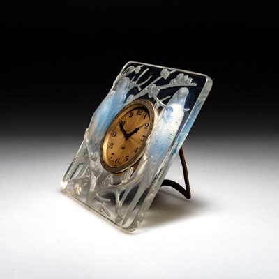 Lot 36 - RENÉ LALIQUE (FRENCH, 1860-1945), AN 'INSÉPARABLES' CLOCK, DESIGNED 1926
