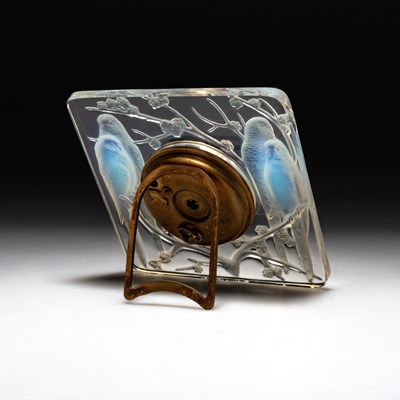Lot 36 - RENÉ LALIQUE (FRENCH, 1860-1945), AN 'INSÉPARABLES' CLOCK, DESIGNED 1926