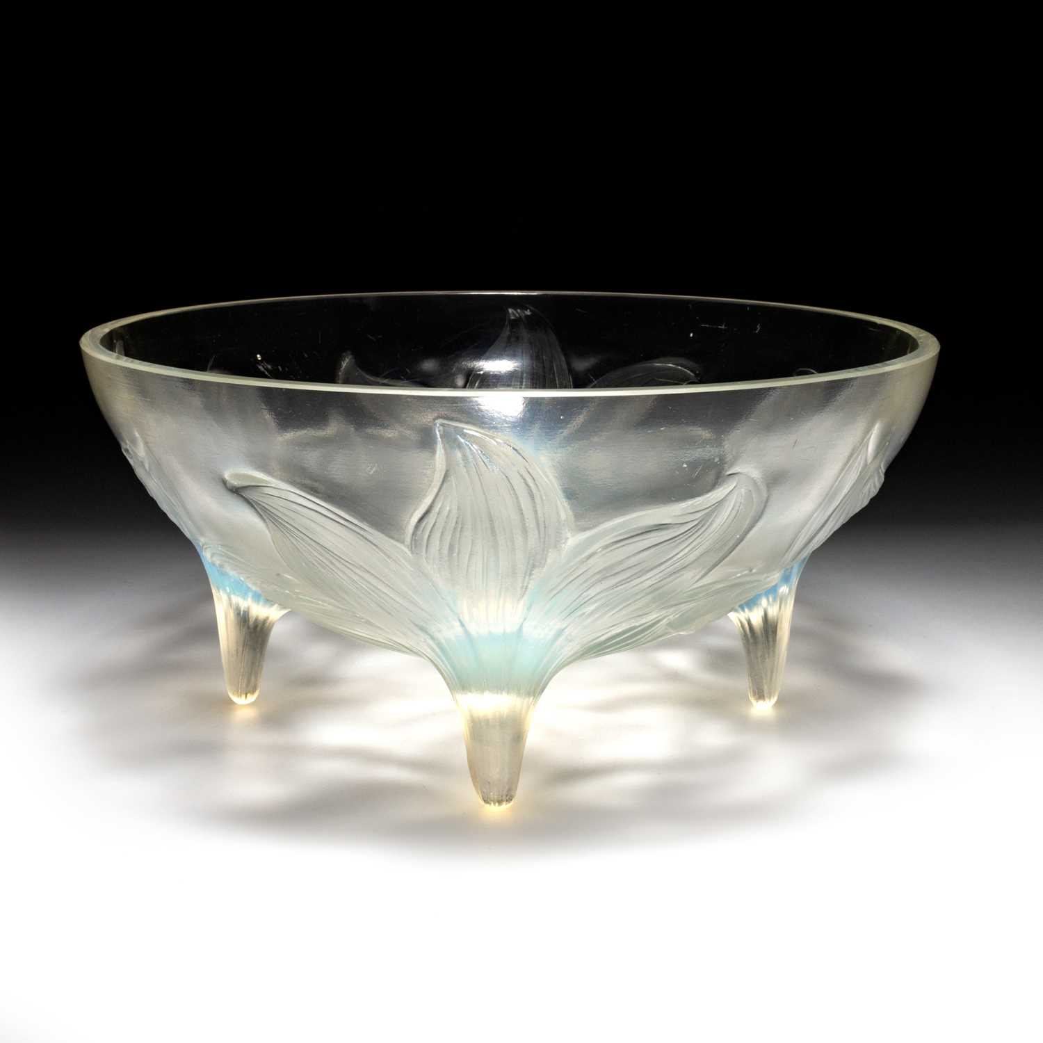 Lot 31 - RENÉ LALIQUE (FRENCH, 1860-1945), A 'LYS' BOWL, DESIGNED 1927