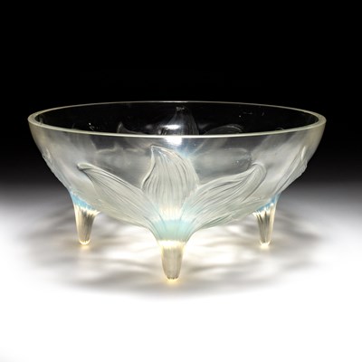 Lot 31 - RENÉ LALIQUE (FRENCH, 1860-1945), A 'LYS' BOWL, DESIGNED 1927
