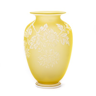 Lot 26 - A THOMAS WEBB & SONS CAMEO GLASS VASE, CIRCA 1900