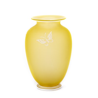 Lot 26 - A THOMAS WEBB & SONS CAMEO GLASS VASE, CIRCA 1900
