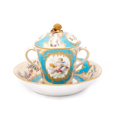 Lot 85 - A SÈVRES STYLE TREMBLEUSE CUP, COVER AND STAND, 19TH CENTURY