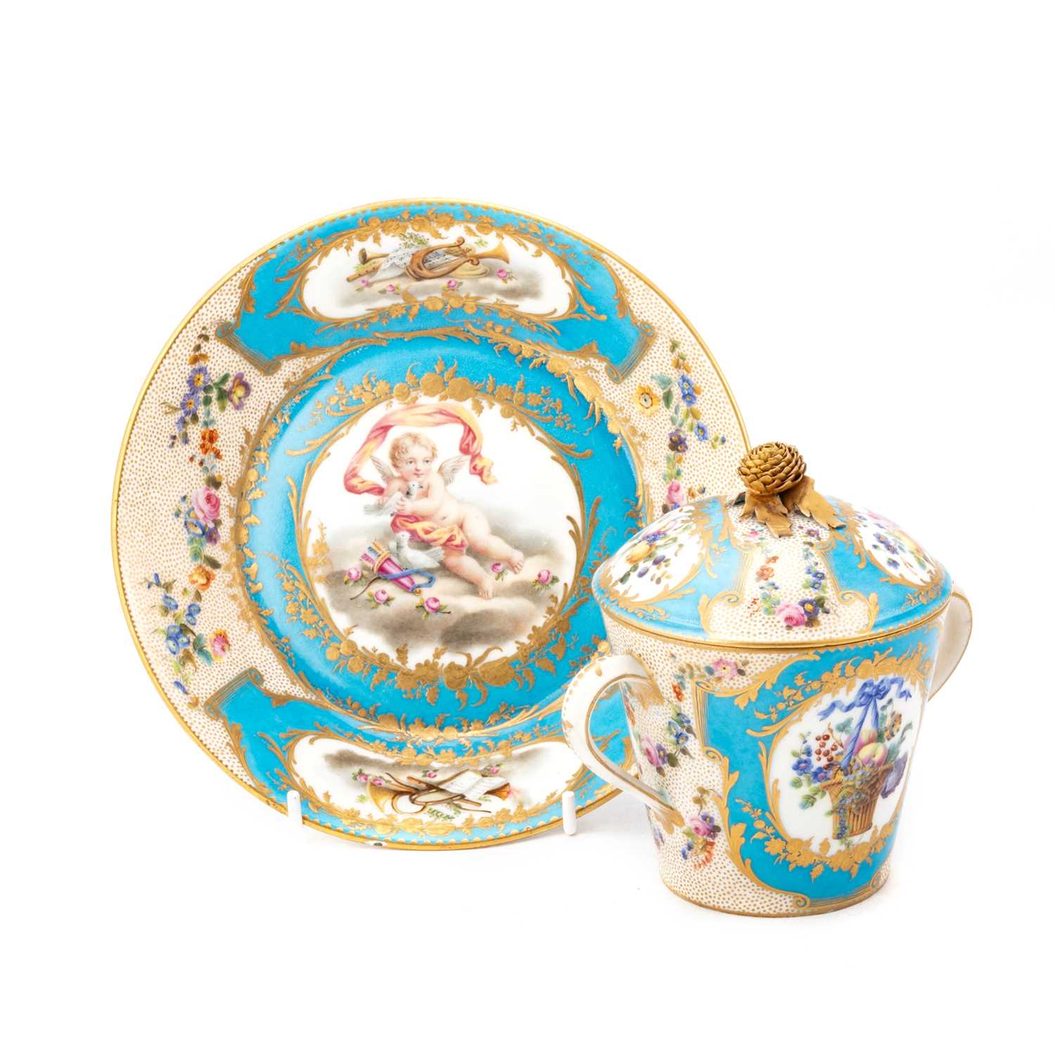 Lot 85 - A SÈVRES STYLE TREMBLEUSE CUP, COVER AND STAND, 19TH CENTURY