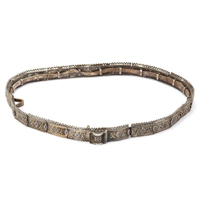 Lot 332 - AN EARLY 20TH CENTURY RUSSIAN SILVER AND NIELLO BELT