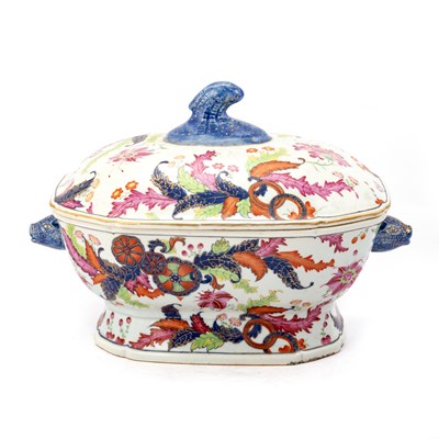 Lot 43 - AN ENGLISH IRONSTONE 'TOBACCO LEAF' TUREEN AND COVER, CIRCA 1820