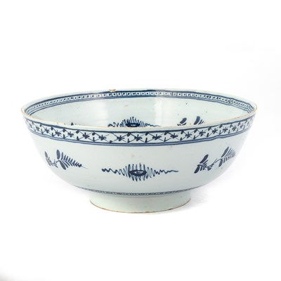 Lot 67 - AN ENGLISH DELFT PUNCH BOWL, 18TH CENTURY