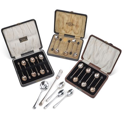 Lot 372 - A SET OF SIX GEORGE V SILVER 'LINCOLNSHIRE IMP' TEASPOONS