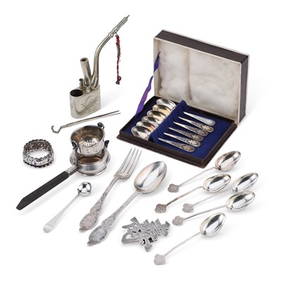 Lot 373 - AN ART DECO SILVER TEA STRAINER