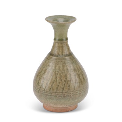 Lot 92 - A THAI SAWANKHALOK CELADON BOTTLE VASE