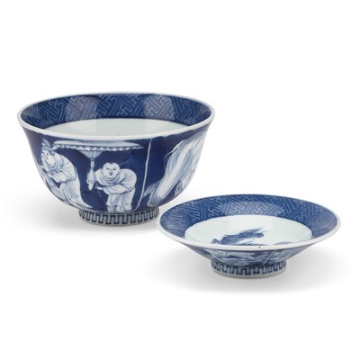 Lot 120 - A CHINESE BLUE AND WHITE 'ELEPHANT' BOWL AND COVER