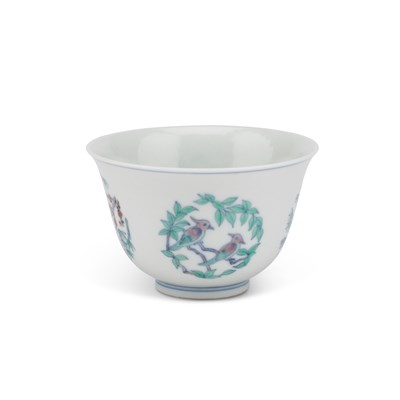 Lot 167 - A CHINESE DOUCAI 'BIRDS' CUP