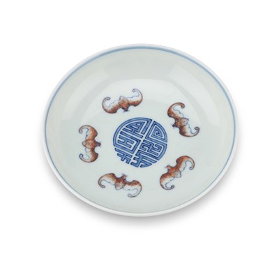 Lot 119 - A CHINESE DOUCAI 'BATS' SAUCER DISH