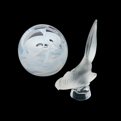 Lot 37 - A LALIQUE FROSTED GLASS FIGURE OF A BIRD