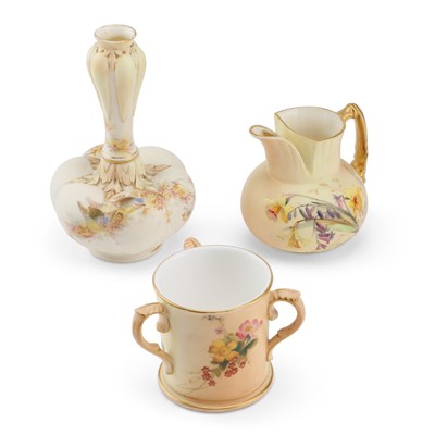 Lot 72 - A GRAINGER'S WORCESTER VASE