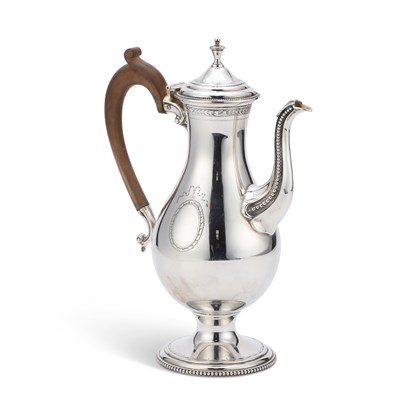 Lot 368 - A GEORGE III STYLE SILVER COFFEE POT