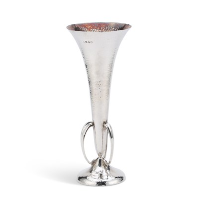 Lot 321 - AN ART NOUVEAU SCOTTISH SILVER VASE